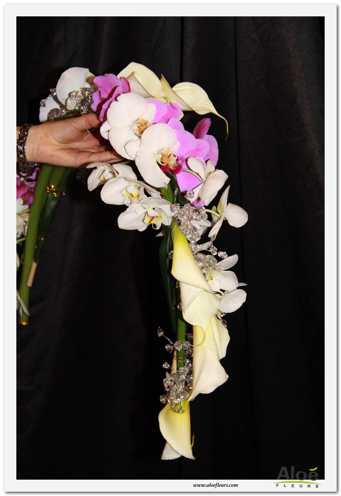 1- Bouquet mariée contemporain arc orchidées blanc et rose et arum » ALOE  FLEURS